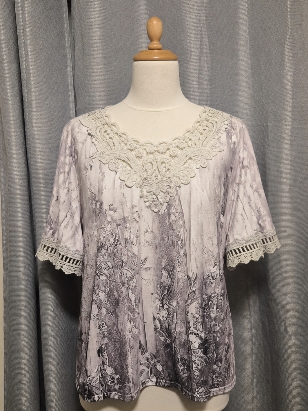 Lace Trim Floral Ombre Tee in Light Lavender and Cream